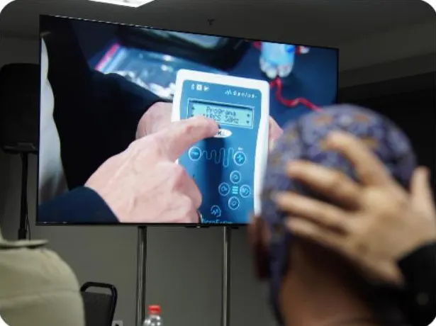 Aparelho de estimulação transcraniana em uso